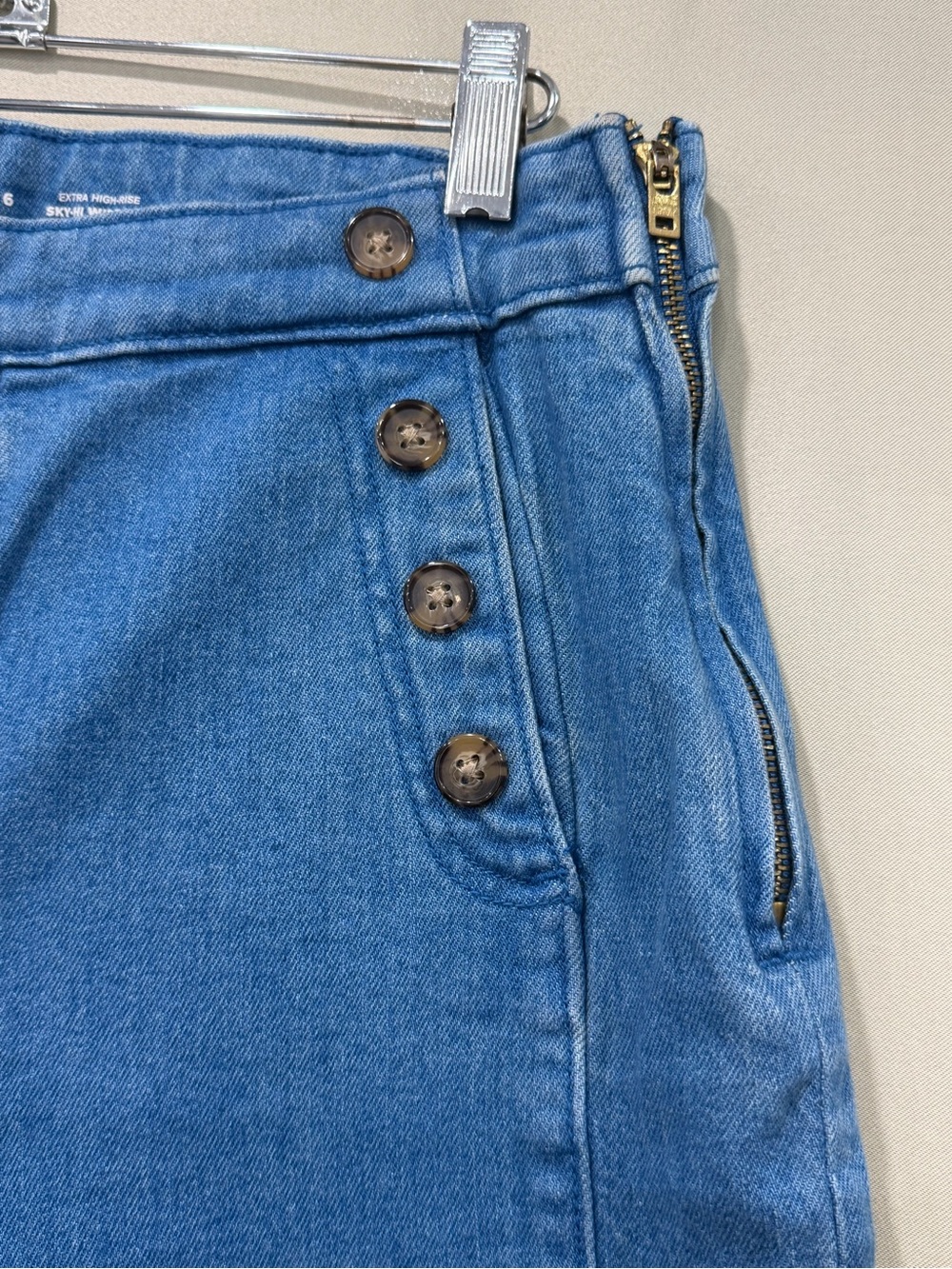 Old Navy Blue Wide-Leg High-Rise Jeans with Button Detail - Picture 5 of 10
